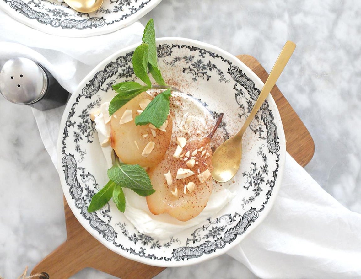 Tentempié de pera, canela y requesón. Podrás hacer esta receta durante todo el año dado que las peras es una de las frutas cuyo consumo óptimo son todos los meses. Catalina Prieto, colaboradora de ABC Bienestar, propone pelarlas, cortarlas y hornearlas hasta que se ablanden. Recuerda echar un chorrito de limón por encima antes de sacarlas del horno para que tengan más sabor. <a href="https://www.abc.es/bienestar/alimentacion/recetas-saludables/abci-recetas-sanas-postre-facil-pera-requeson-y-canela-para-comer-dulce-sin-remordimientos-202003241837_noticia.html" target="_blank">Receta completa aquí</a>.