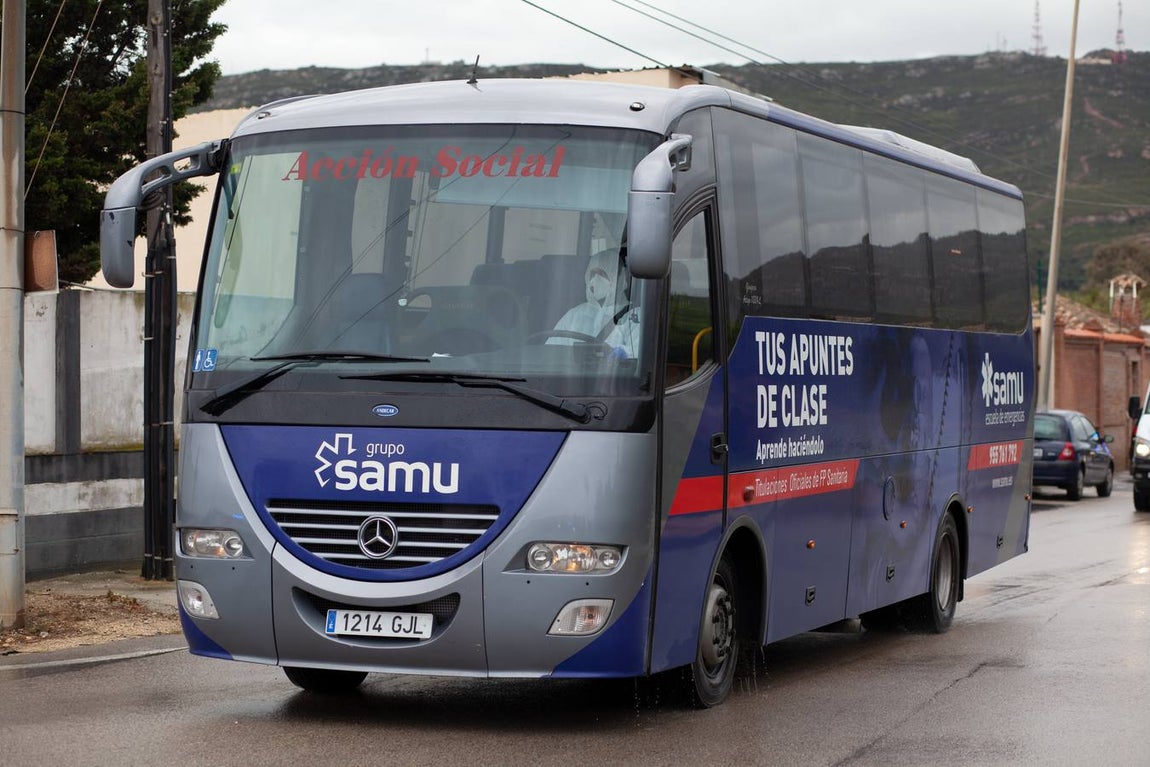 FOTOS: Así ha sido el traslado de los ancianos de Alcalá del Valle a La Línea