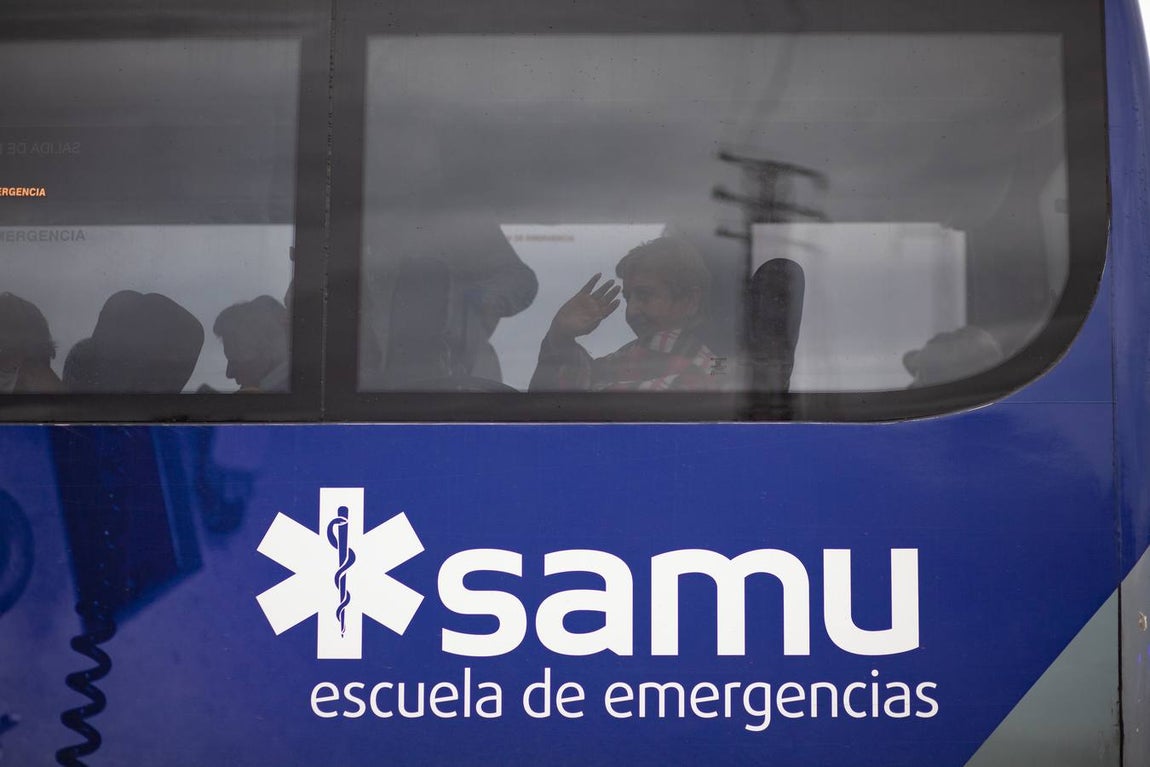 FOTOS: Así ha sido el traslado de los ancianos de Alcalá del Valle a La Línea