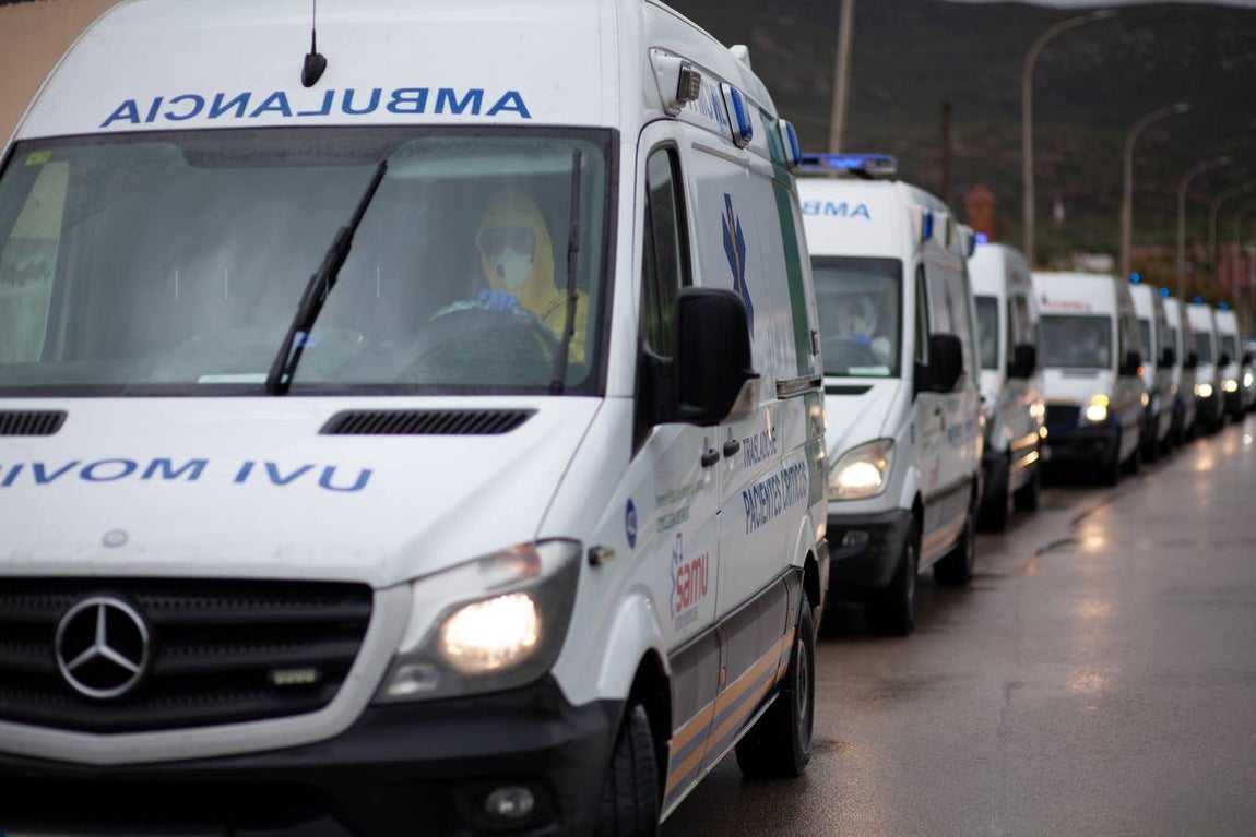 FOTOS: Así ha sido el traslado de los ancianos de Alcalá del Valle a La Línea