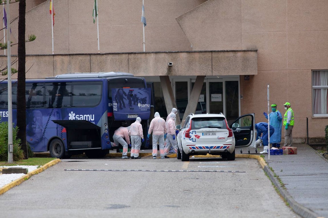 FOTOS: Así ha sido el traslado de los ancianos de Alcalá del Valle a La Línea