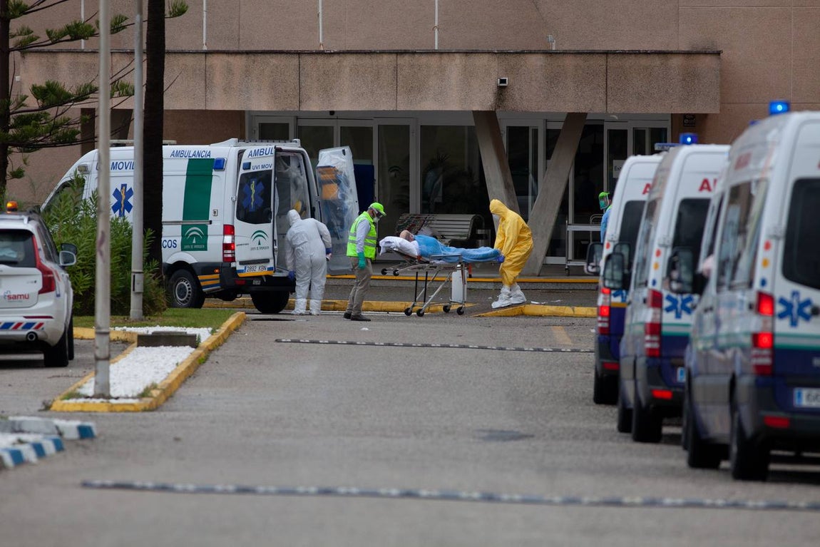 FOTOS: Así ha sido el traslado de los ancianos de Alcalá del Valle a La Línea