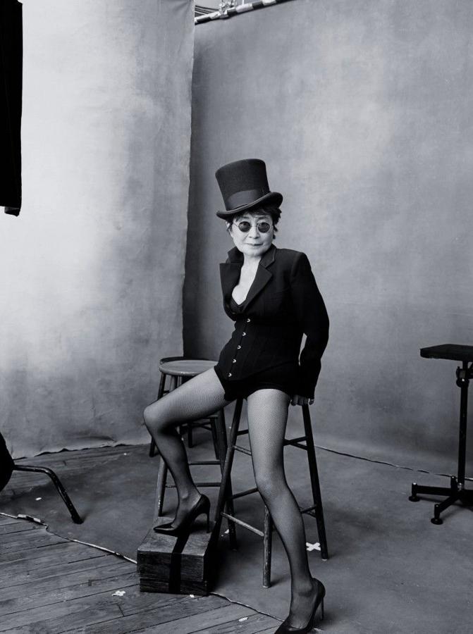 2016 – Las imágenes más icónicas del Calendario Pirelli. Annie Leibovitz hizo una oda al feminismo a través de mujeres influyentes de todos los sectores, en la foto, Yoko Ono con uno de sus looks más sensuales, completamente diferente a lo que acostumbra a lucir.