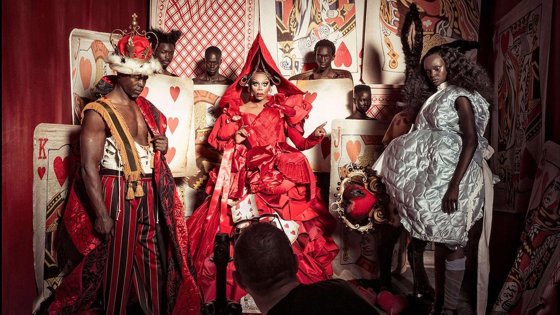 2018 – Las imágenes más icónicas del Calendario Pirelli. Alicia en el País de las Maravillas fue el tema elegido bajo la visión de Tim Walker, y nos quedamos con esta peculiar imagen cuya puesta en escena es espectacular (además no hay que olvidar fue el primer año que lo protagonizó gente de color).