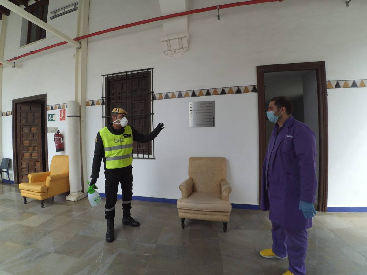 Coronavirus en Sevilla: efectivos de la UME desinfectan la Residencia de Mayores de San Juan de la Palma