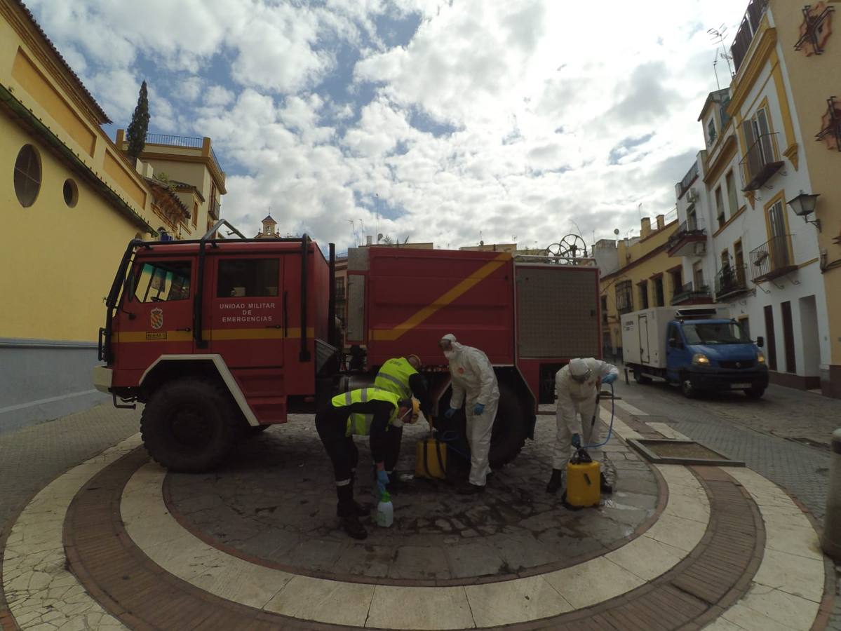 Coronavirus en Sevilla: efectivos de la UME desinfectan la Residencia de Mayores de San Juan de la Palma