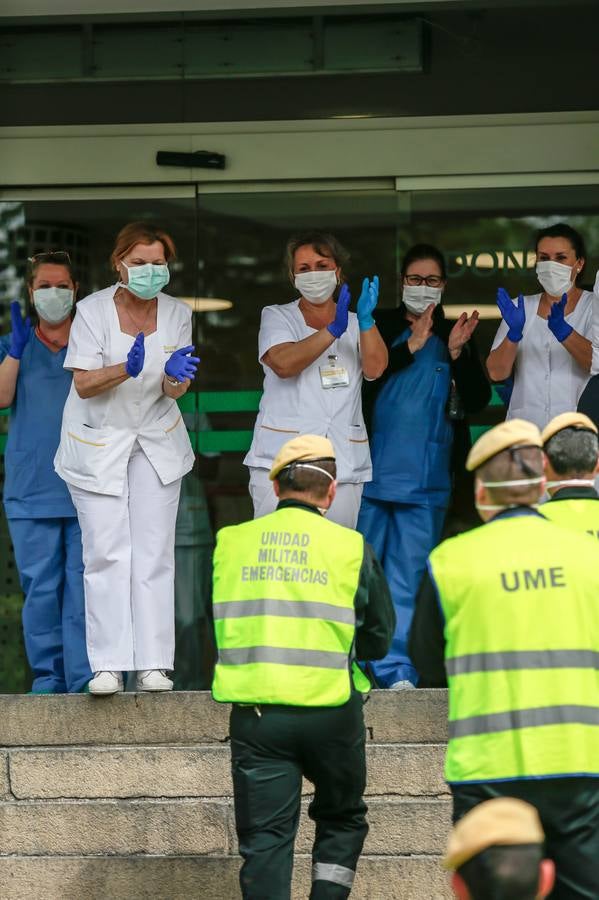 Coronavirus en Sevilla: en imágenes, efectivos de la UME y personal del Hospital Virgen Macarena, unidos en la lucha y los aplausos