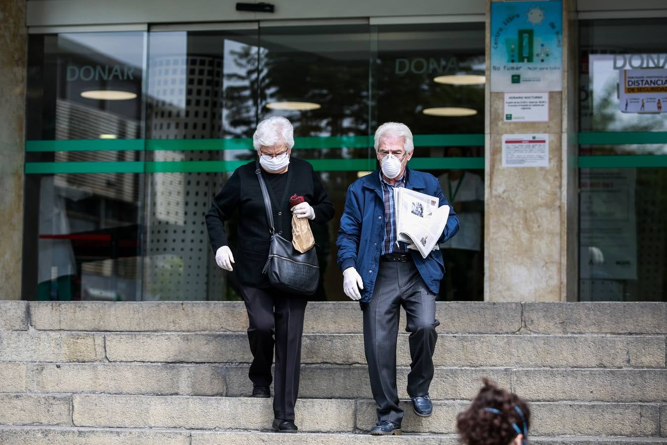 Coronavirus en Sevilla: en imágenes, efectivos de la UME y personal del Hospital Virgen Macarena, unidos en la lucha y los aplausos