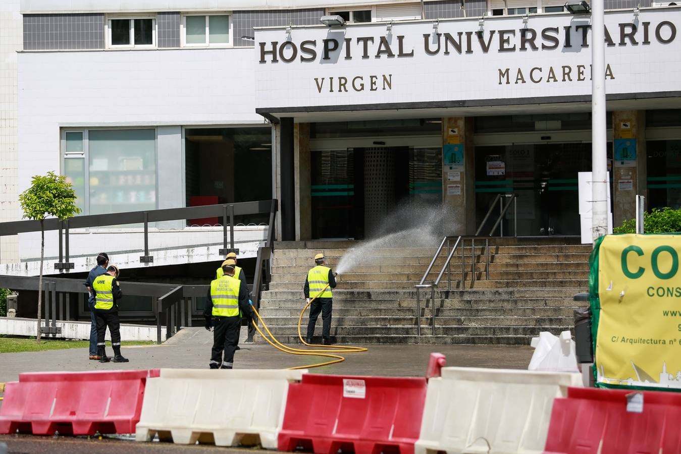 Coronavirus en Sevilla: en imágenes, efectivos de la UME y personal del Hospital Virgen Macarena, unidos en la lucha y los aplausos