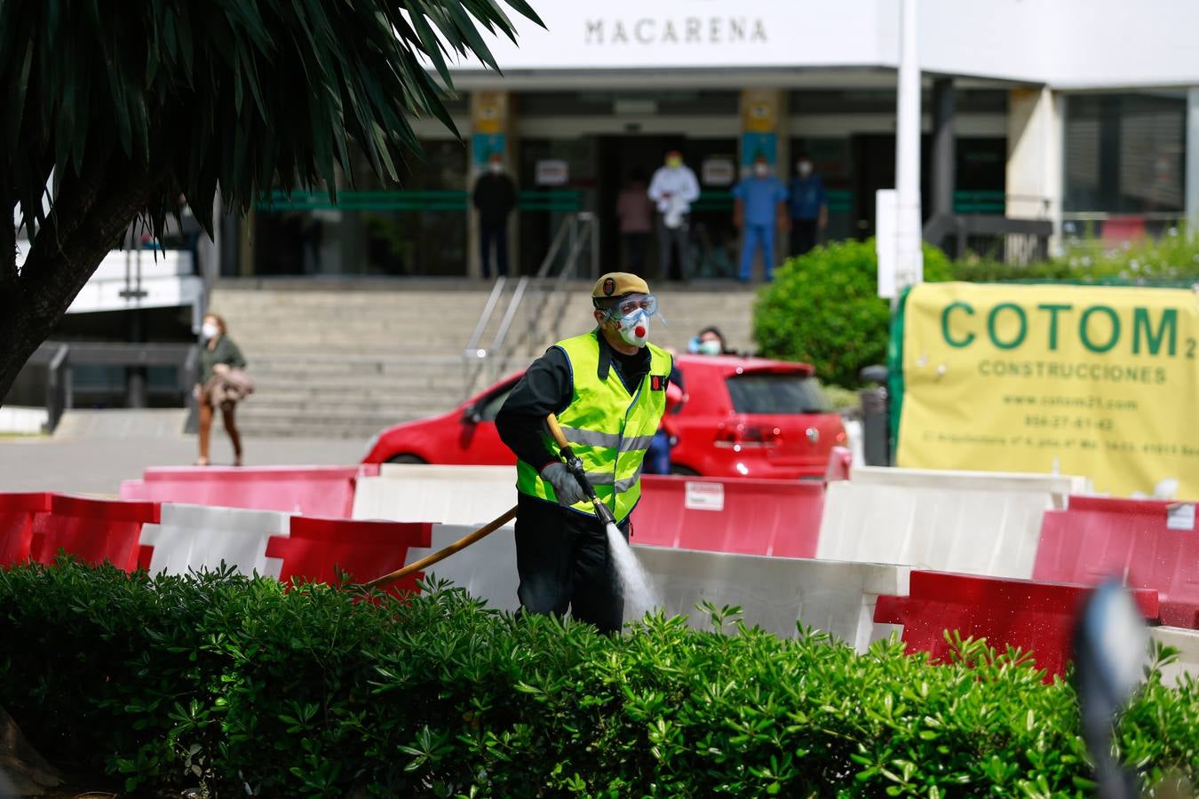 Coronavirus en Sevilla: en imágenes, efectivos de la UME y personal del Hospital Virgen Macarena, unidos en la lucha y los aplausos