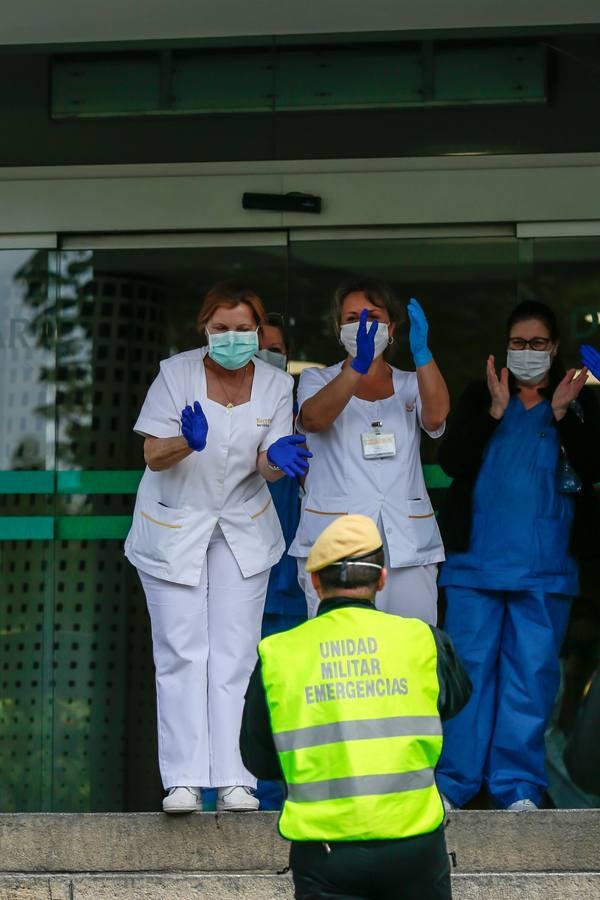 Coronavirus en Sevilla: en imágenes, efectivos de la UME y personal del Hospital Virgen Macarena, unidos en la lucha y los aplausos