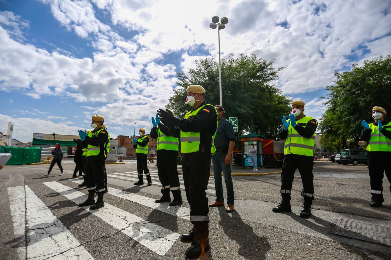 Coronavirus en Sevilla: en imágenes, efectivos de la UME y personal del Hospital Virgen Macarena, unidos en la lucha y los aplausos