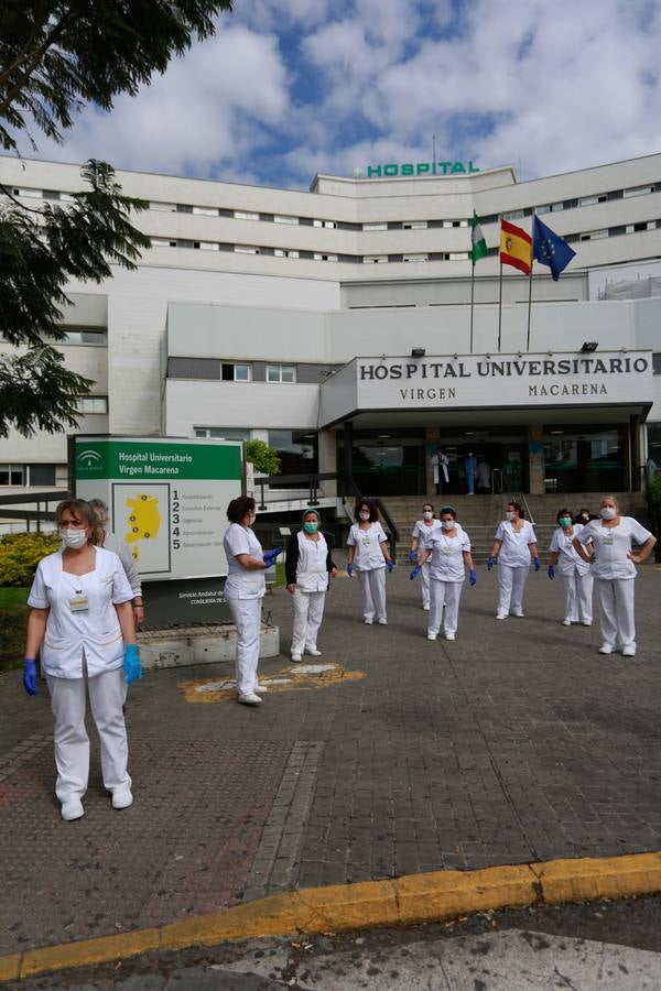 Coronavirus en Sevilla: en imágenes, efectivos de la UME y personal del Hospital Virgen Macarena, unidos en la lucha y los aplausos