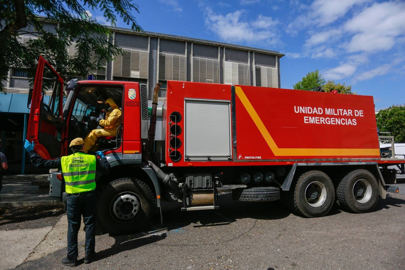 Coronavirus en Sevilla: en imágenes, efectivos de la UME y personal del Hospital Virgen Macarena, unidos en la lucha y los aplausos