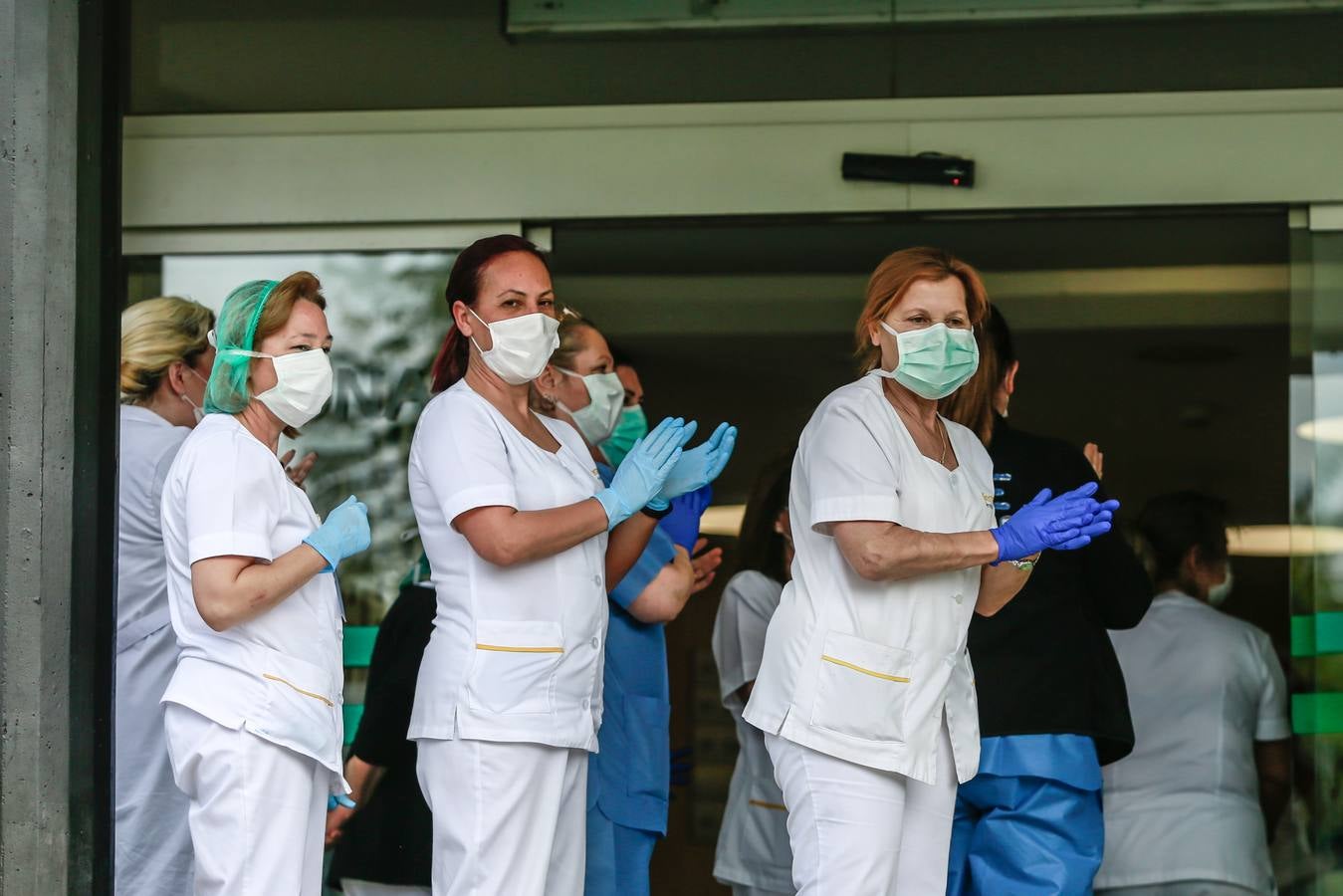 Coronavirus en Sevilla: en imágenes, efectivos de la UME y personal del Hospital Virgen Macarena, unidos en la lucha y los aplausos