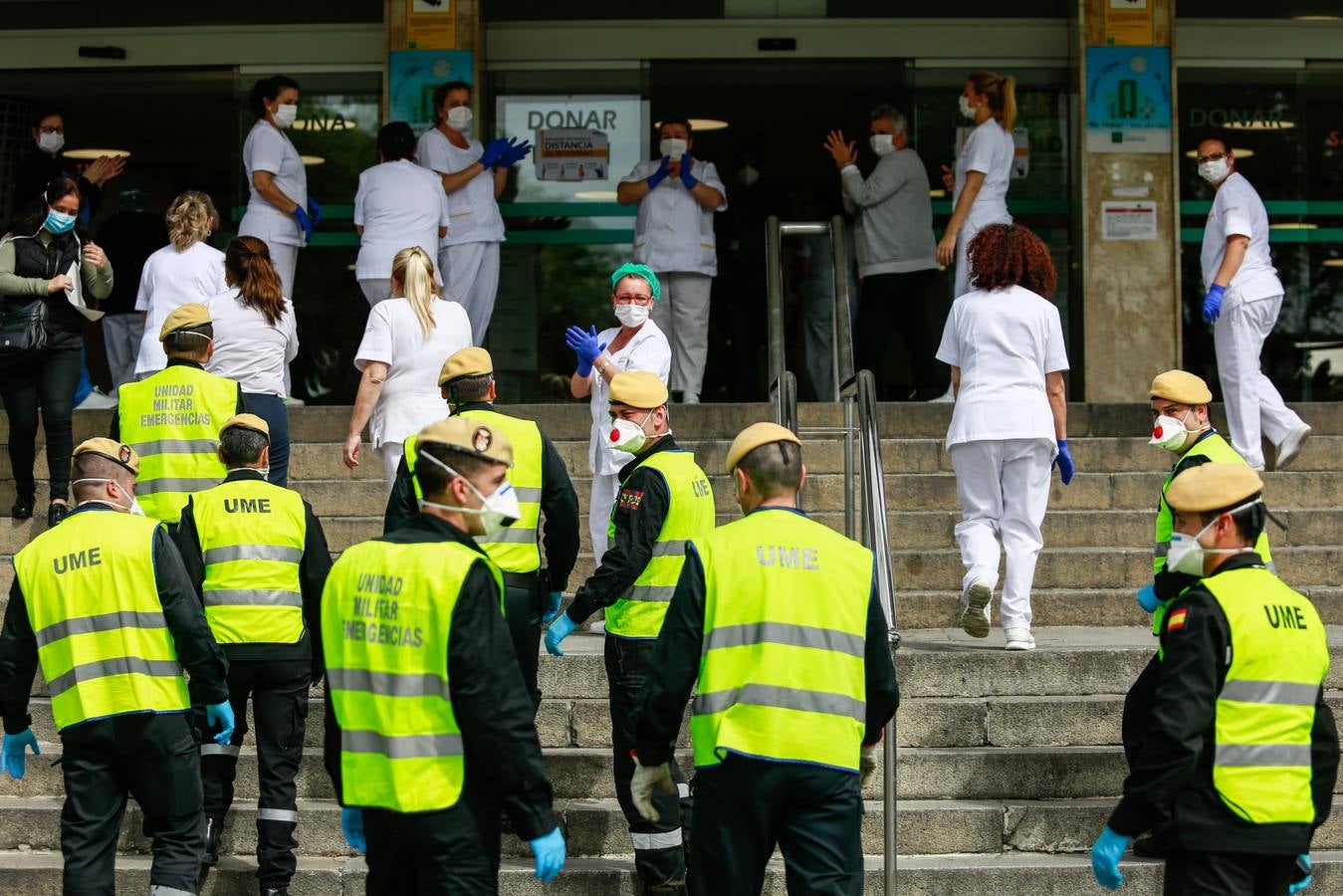 Coronavirus en Sevilla: en imágenes, efectivos de la UME y personal del Hospital Virgen Macarena, unidos en la lucha y los aplausos