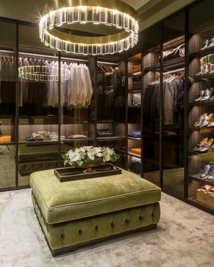 La iluminación es clave - Los mejores vestidores de lujo para inspirarte. Si incluyes una lámpara llamativa, además de mejorar la visibilidad de todos los ángulos, dará un toque de elegancia a tu armario.