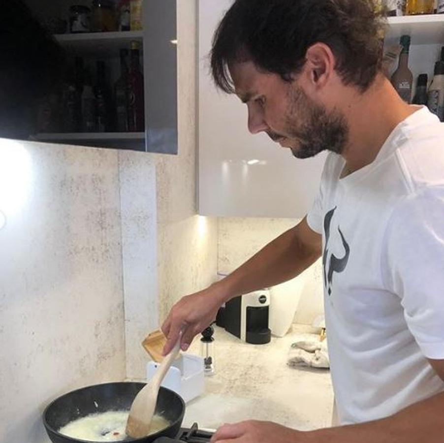 Rafa Nadal ha dejado estos días la raqueta de lado y se ha aventurado en la cocina. Lleva varios días cocinando para su mujer y para él, como así demuestra en als redes sociales. Y lo cierto es que no parece que se le dé mal la cosa.. 