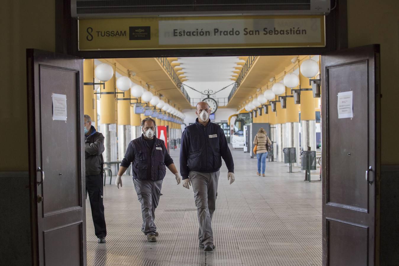 Coronavirus en Sevilla: en imágenes, las estaciones de autobuses durante el estado de alarma