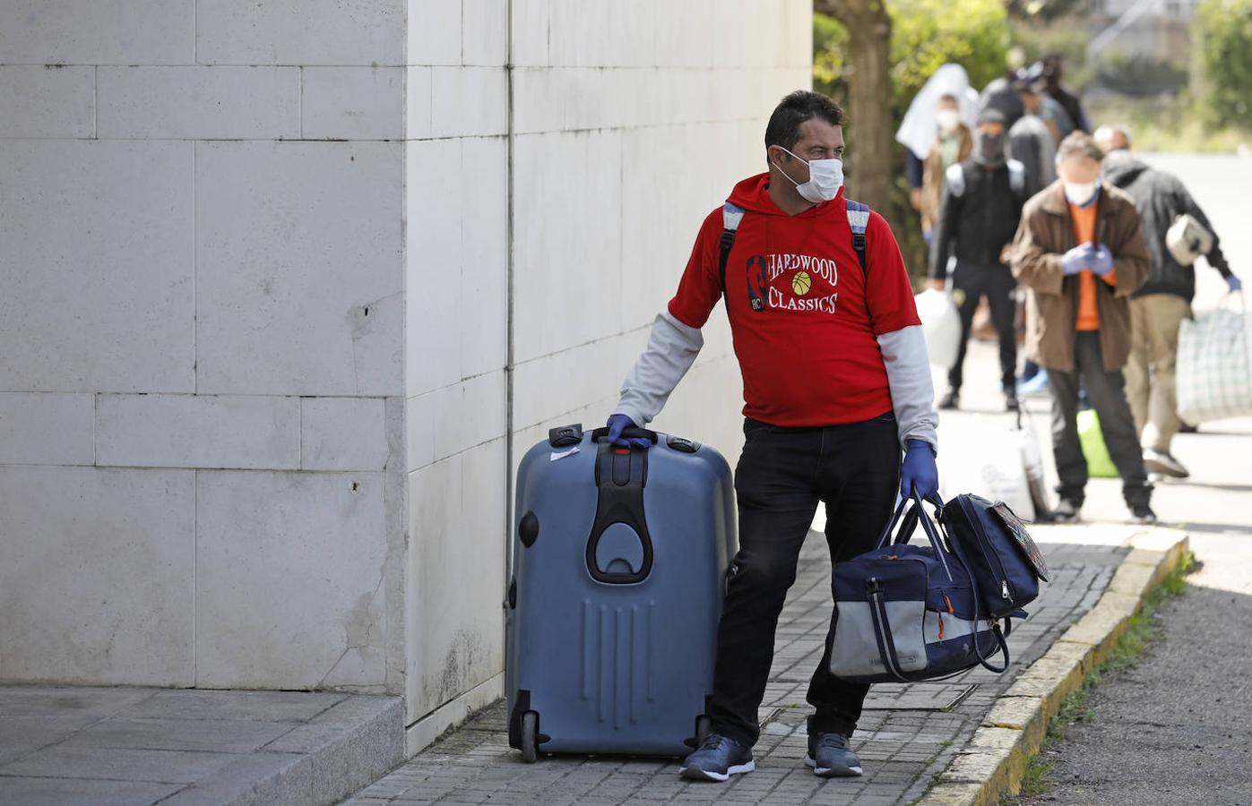 El traslado en Córdoba de personas sin hogar por el coronavirus, en imágenes