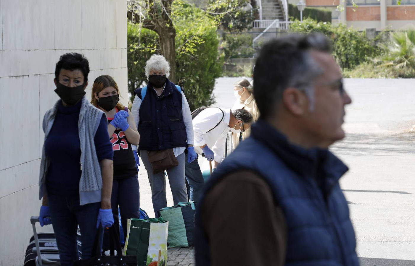 El traslado en Córdoba de personas sin hogar por el coronavirus, en imágenes