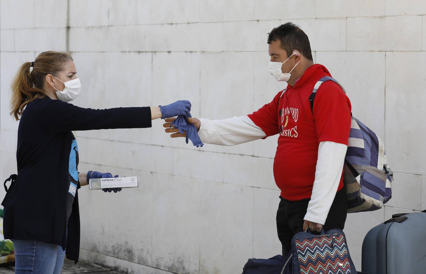 El traslado en Córdoba de personas sin hogar por el coronavirus, en imágenes