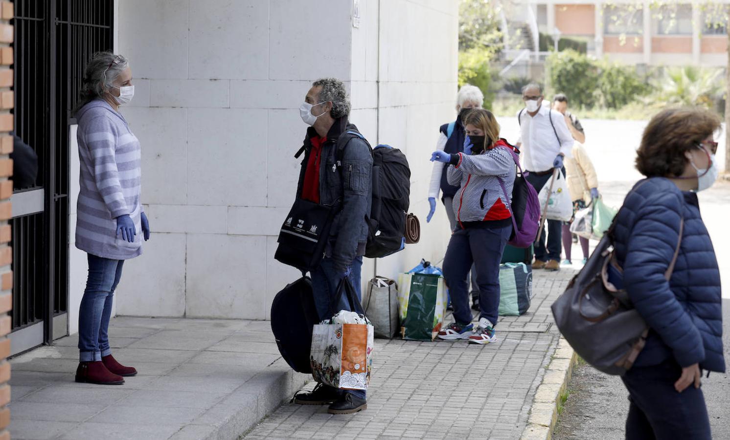 El traslado en Córdoba de personas sin hogar por el coronavirus, en imágenes