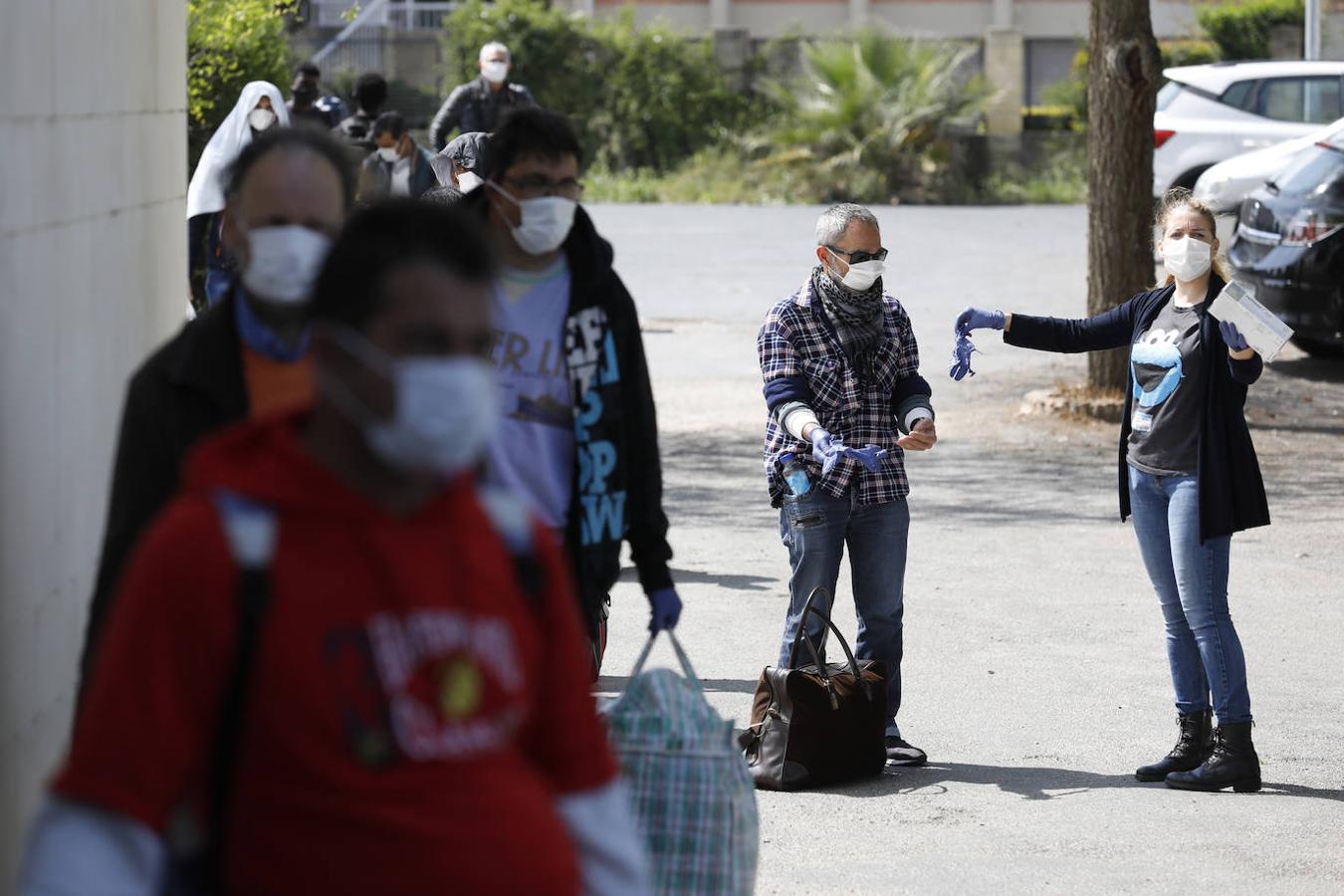 El traslado en Córdoba de personas sin hogar por el coronavirus, en imágenes