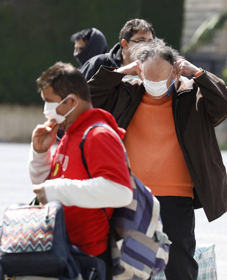 El traslado en Córdoba de personas sin hogar por el coronavirus, en imágenes