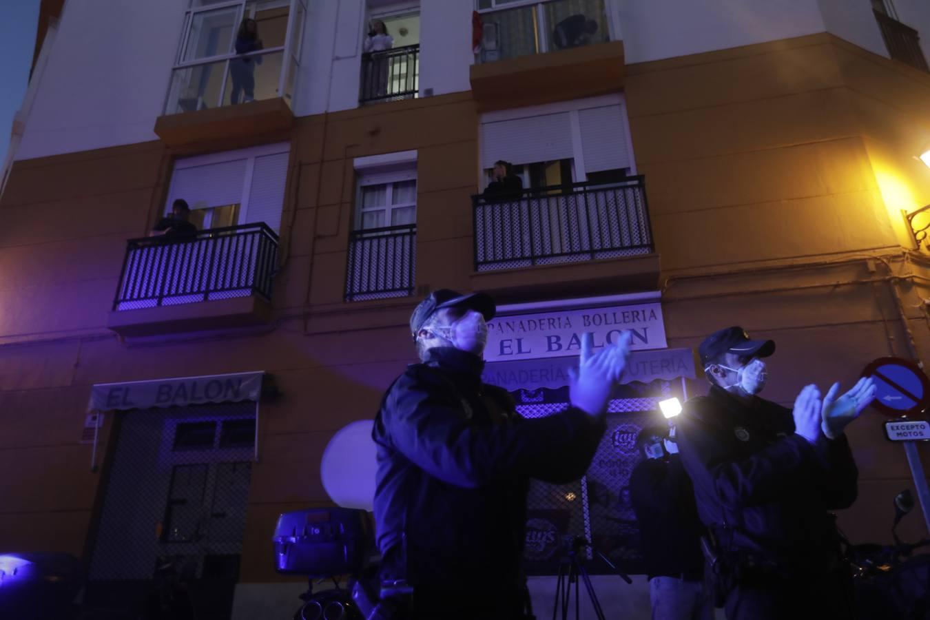 FOTOS: La Policía Nacional recibe el cariño de la residencia de mayores Matía Calvo