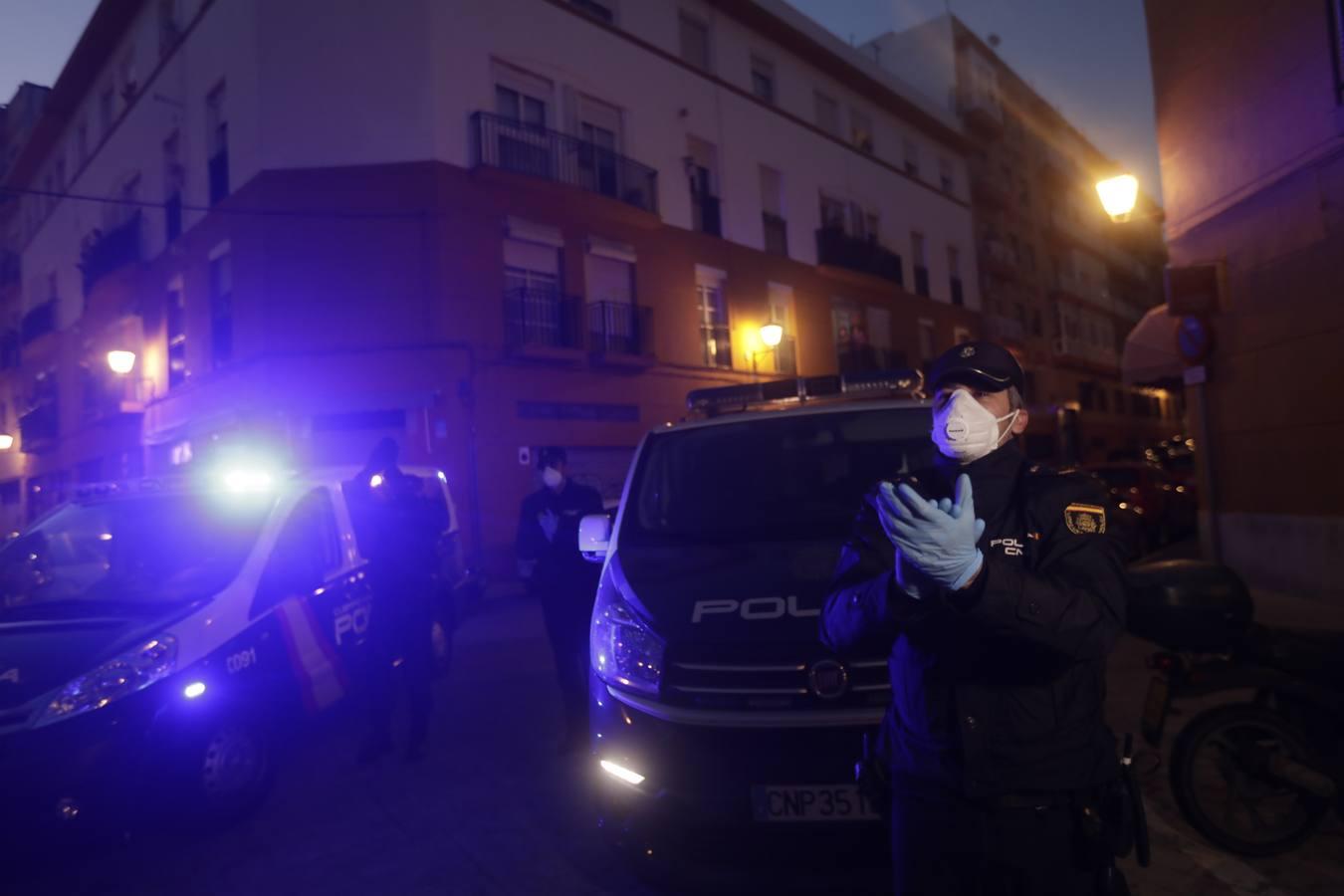 FOTOS: La Policía Nacional recibe el cariño de la residencia de mayores Matía Calvo