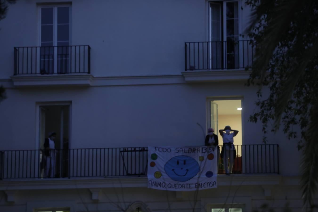 FOTOS: La Policía Nacional recibe el cariño de la residencia de mayores Matía Calvo