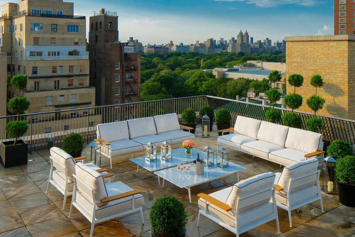 Unas vistas de infarto - El hotel más caro de NY. Otro de los detalles más llamativos de esta suite es la impresionante terraza privada situada en la azotea del edificio con un área de comedor y entretenimiento al aire libre, y cómo no, vistas impresionantes de la ciudad.
