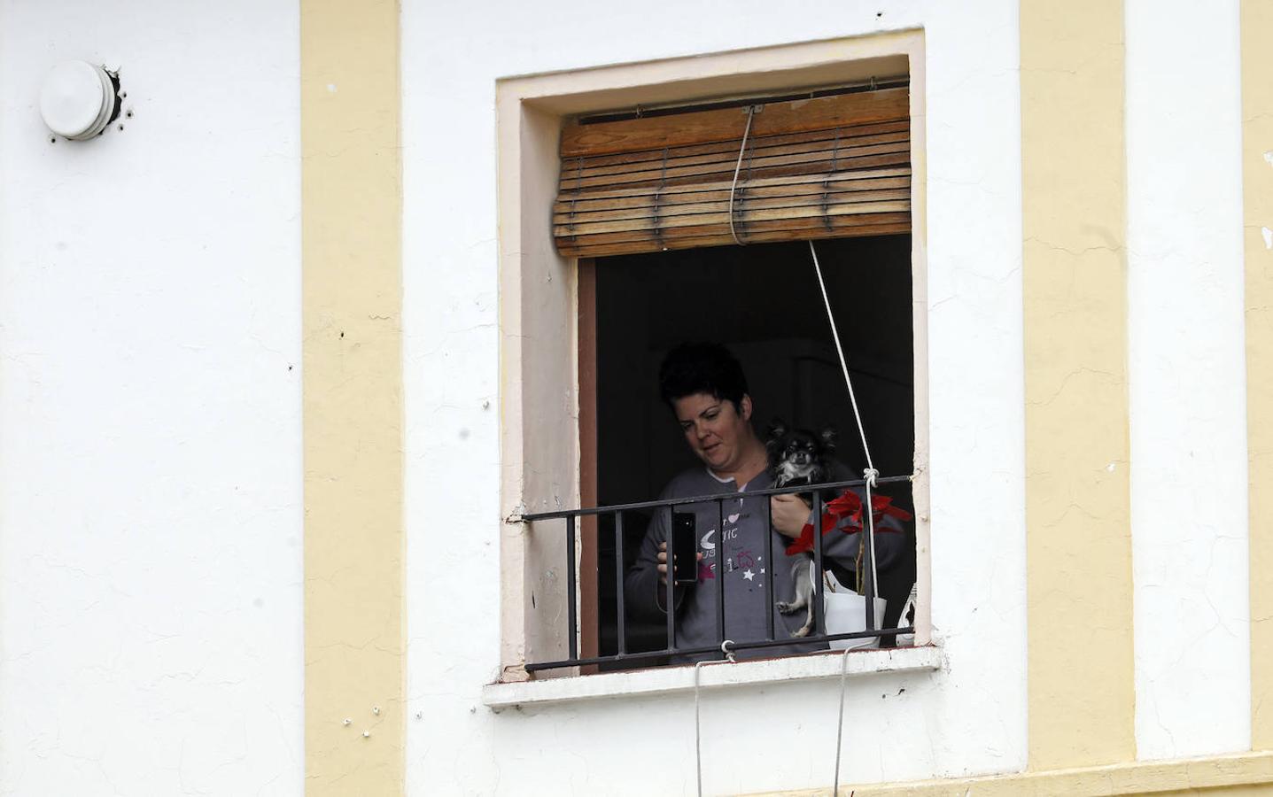 La vida en los balcones de Córdoba durante el confinamiento, en imágenes