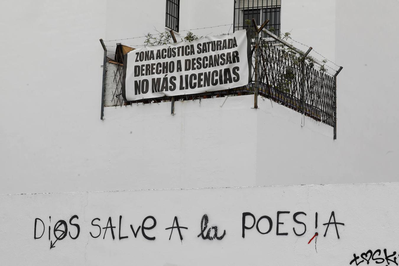 La vida en los balcones de Córdoba durante el confinamiento, en imágenes