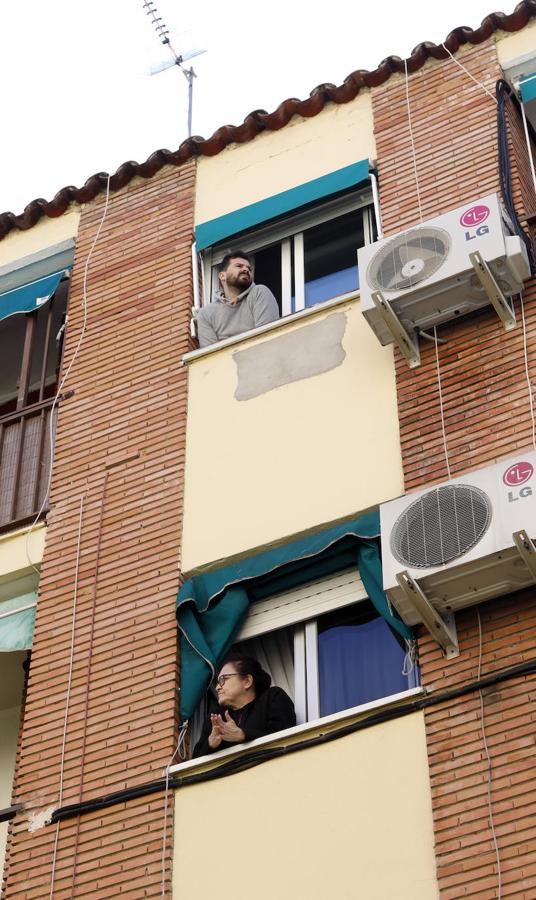 La vida en los balcones de Córdoba durante el confinamiento, en imágenes