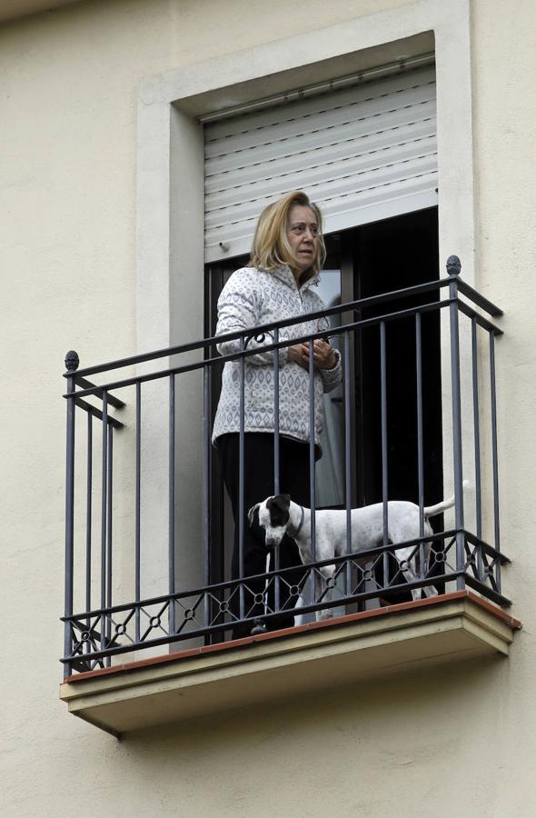 La vida en los balcones de Córdoba durante el confinamiento, en imágenes