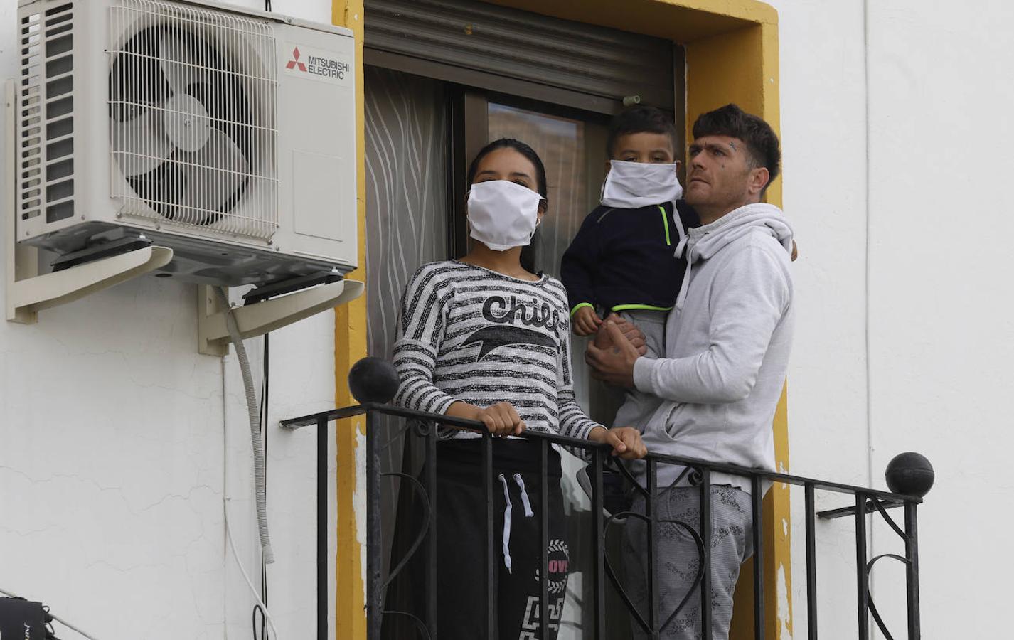 La vida en los balcones de Córdoba durante el confinamiento, en imágenes