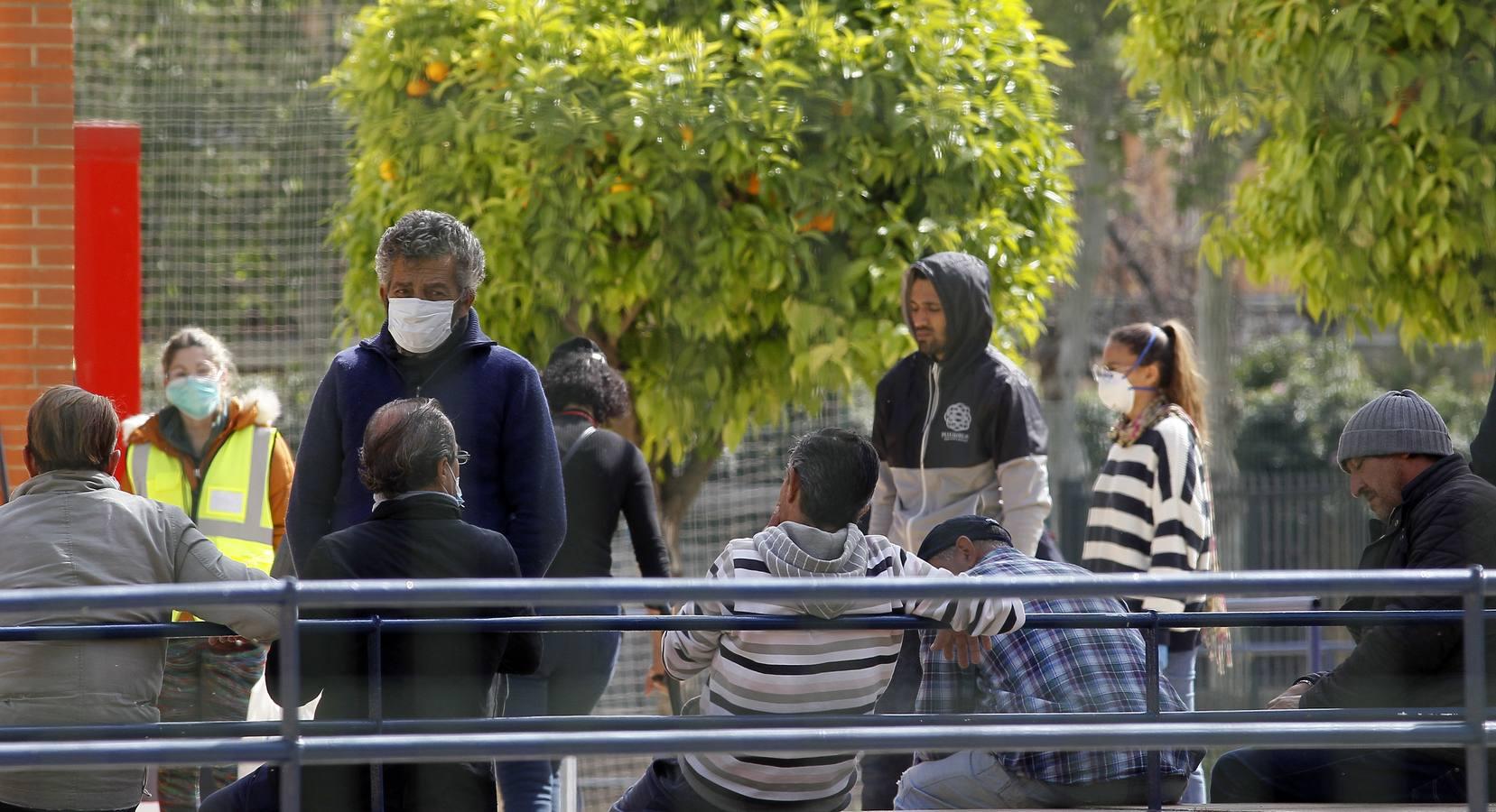 Las personas sin hogar de Sevilla se confinan en un polideportivo por el coronavirus