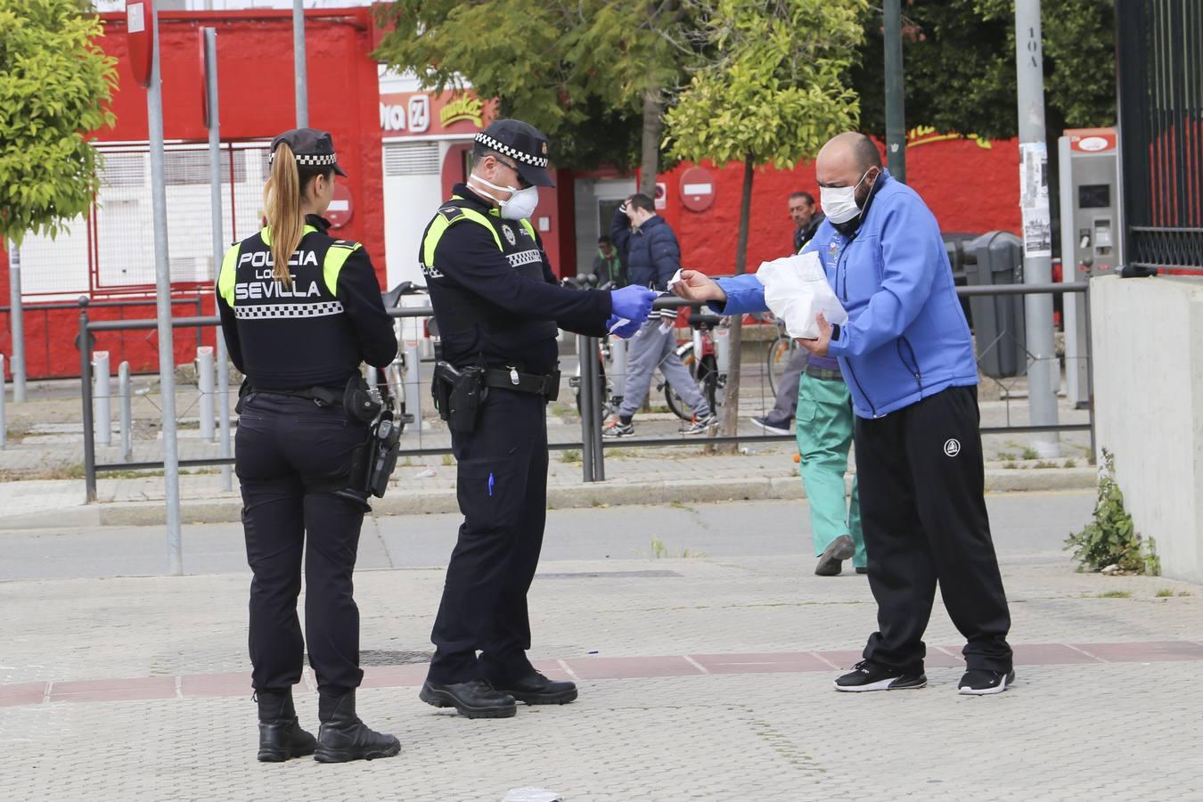 Coronavirus en Sevilla: un día en Torreblanca durante el estado de alarma