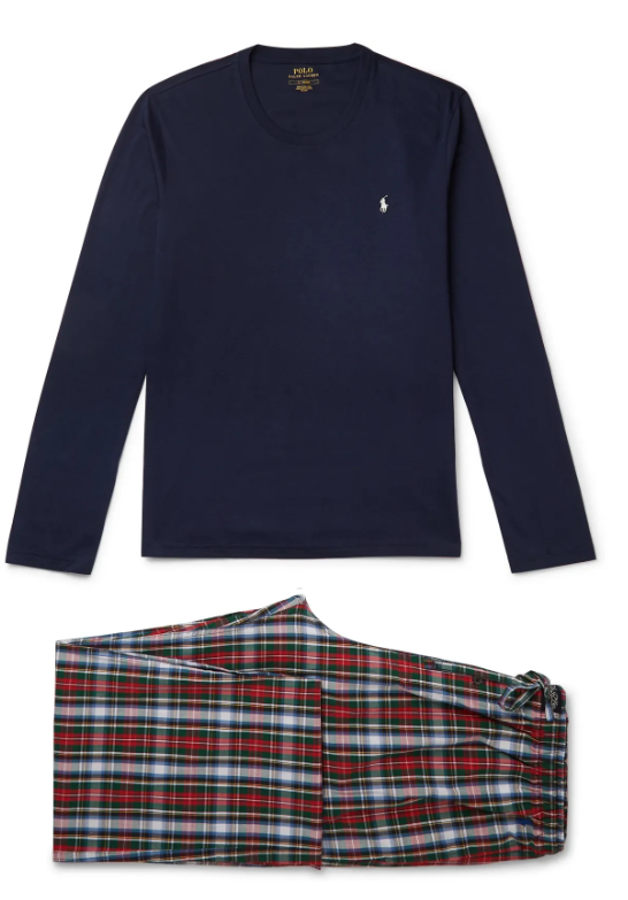 Pijama de Polo Ralph Lauren. De estilo retro, pantalón largo con estampado de cuadros y camiseta manga larga en azul marino de Polo Ralph Lauren. Precio: 115 euros.