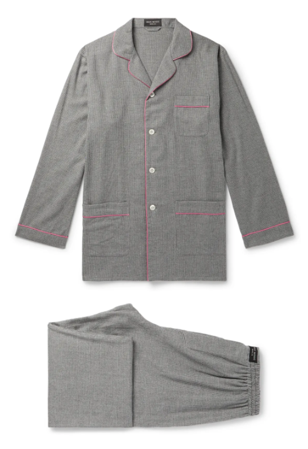 Pijama de Maximilian Mogg. Maximilian Mogg firma este elegante pijama en color gris de camisa y pantalón largo. 490 euros.