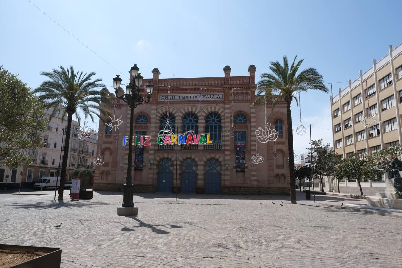 La plaza de Fragela, desierta de vida y aún con el exorno de Carnaval este viernes, 27 de marzo.