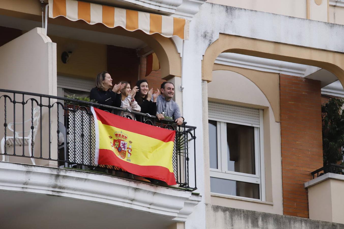 El aplauso de los balcones de Córdoba a los sanitarios, en imágenes (I)