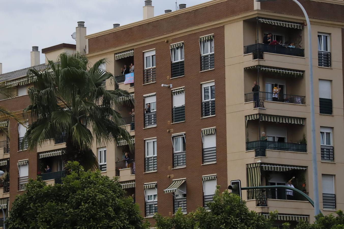 El aplauso de los balcones de Córdoba a los sanitarios, en imágenes (I)