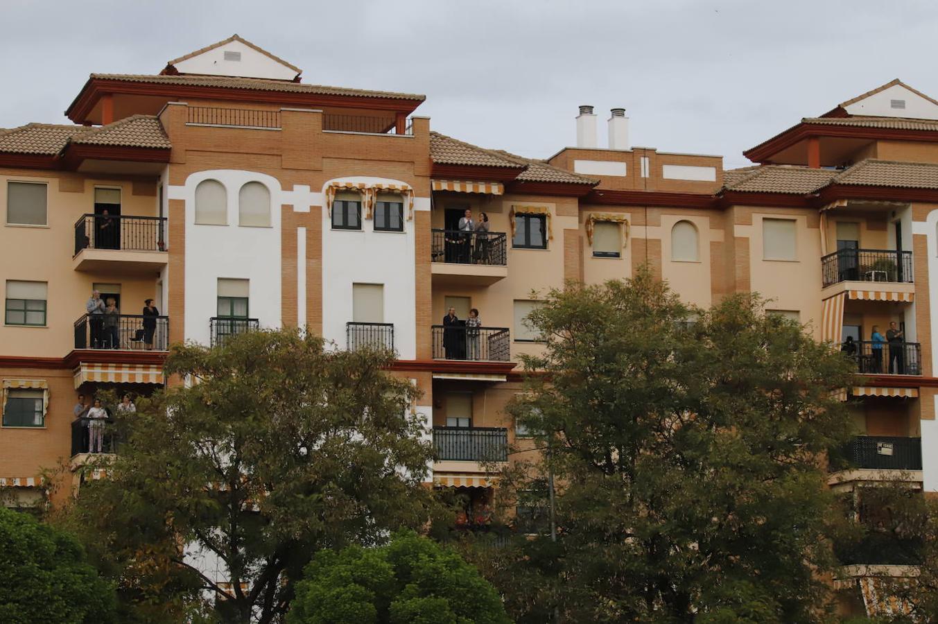 El aplauso de los balcones de Córdoba a los sanitarios, en imágenes (I)