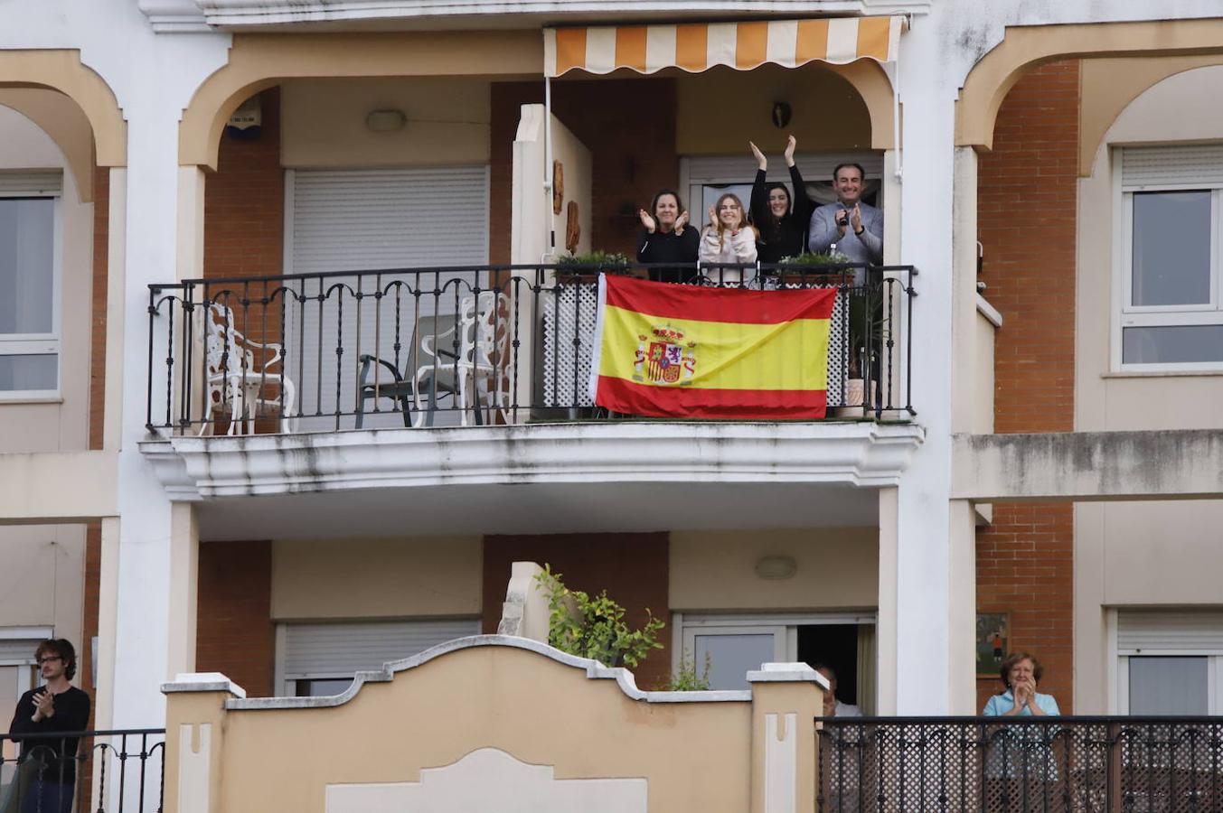 El aplauso de los balcones de Córdoba a los sanitarios, en imágenes (I)