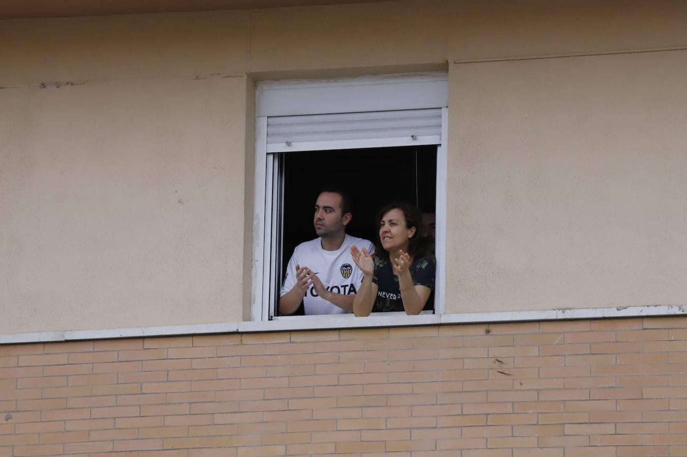 El aplauso de los balcones de Córdoba a los sanitarios, en imágenes (I)