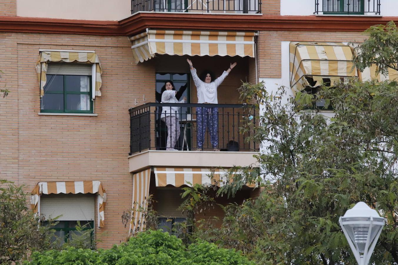 El aplauso de los balcones de Córdoba a los sanitarios, en imágenes (I)