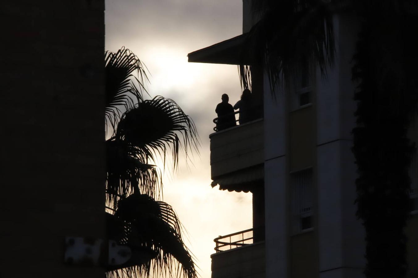 El aplauso de los balcones de Córdoba a los sanitarios, en imágenes (I)